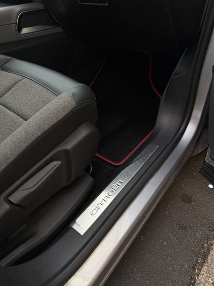Après le passage de Stanwash : tapis et pédalier (Citroën C5 Aircross)