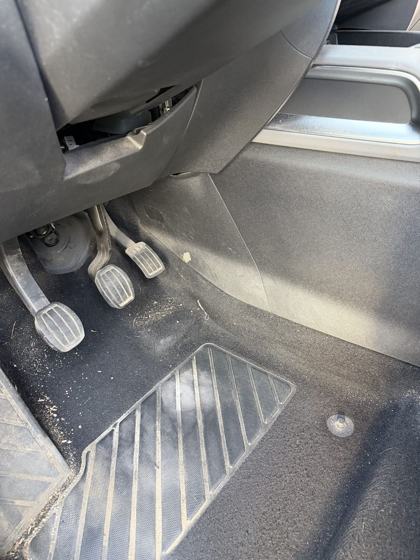 Avant : tapis et pédalier (Citroën C5 Aircross)