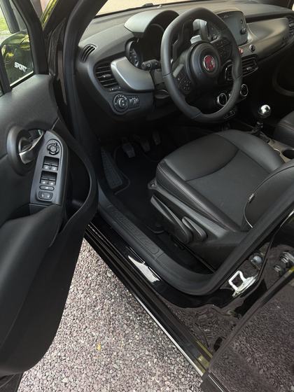 Après le passage de Stanwash : seuil et siège conducteur (Fiat 500X)