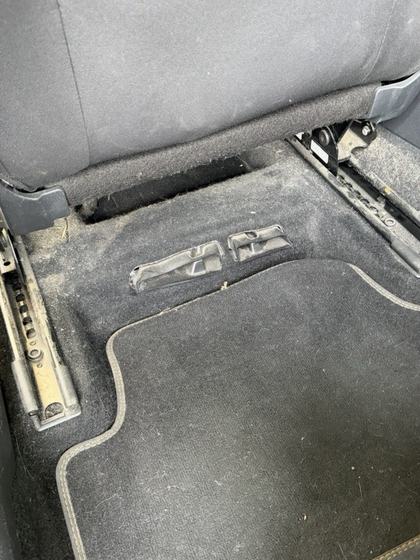 Avant : moquette sous siège (Golf 7)